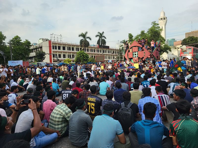 গুলিস্তানের জিরো পয়েন্টে জগন্নাথ বিশ্ববিদ্যালয়ের শিক্ষার্থীদের অবরোধ। ৮ জুলাই ২০২৪